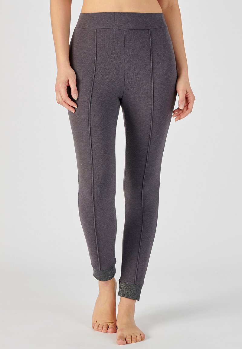 Leggings grises con una textura suave y detalles de costura. Los puños tienen un acento brillante y contraste en el dobladillo.