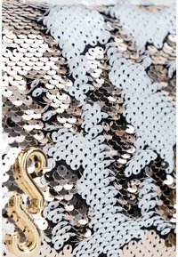 Bustina con paillettes e gancio metallico dorato. Presenta paillettes sovrapposte argento e bianche che creano una superficie testurizzata e lucente.