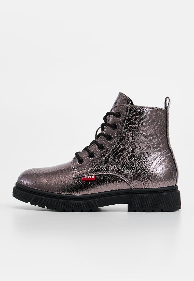 Bottines grey métalliques avec une surface texturée. Design à lacets, semelle en caoutchouc noire et accent logo rouge. Forme classique de bout rond.