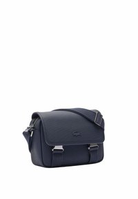 Borsa a tracolla blu navy realizzata in tessuto testurizzato, con una pattina pieghevole, tracolla regolabile e dettagli in hardware color argento.