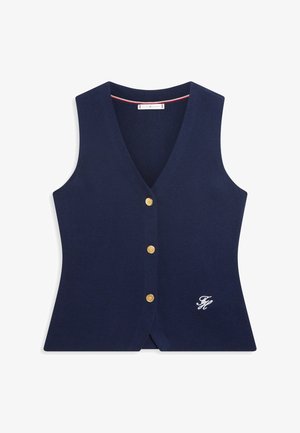 Granatowa, bezrękawnikowa, dziergana kamizelka z dekoltem w serek, z trzema złotymi guzikami oraz białymi haftowanymi inicjałami na dolnej lewej przedniej części.