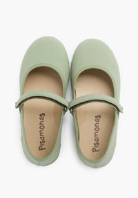 Zapatos Mary Jane de lona verde con correa y hebilla, punta redondeada, suela plana y tela texturizada que muestra un acabado uniforme.