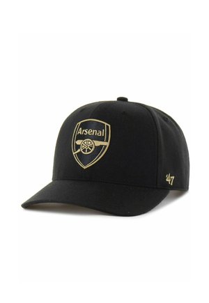 Schwarze Baseballkappe mit goldenem Wappen des Fußballklubs Arsenal auf der Vorderseite und '47 Brand-Logo an der Seite gestickt.
