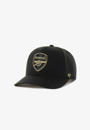 Casquette de baseball noire avec écusson doré du club de football Arsenal brodé sur le devant et logo de la marque '47 sur le côté.