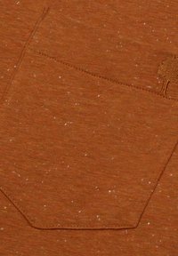 Bruine katoen stof met een gespikkelde textuur. Heeft een zak met een borduursel van een boomlogo in een bijpassende tint. Eenvoudig en functioneel ontwerp.