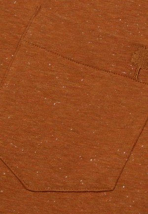 Tessuto di cotone marrone con una texture a macchie. Presenta una tasca con un logo ad albero ricamato in una tonalità abbinata. Design semplice e funzionale.