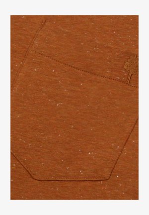 Tessuto di cotone marrone con una texture a macchie. Presenta una tasca con un logo ad albero ricamato in una tonalità abbinata. Design semplice e funzionale.