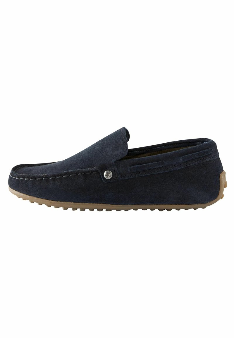 Navyblaues Wildleder-Slipper-Schuh mit runder Zehenform, gestickten Details, geprägtem Logo und einer hellbraunen Gummisohle mit Grip-Mustern.