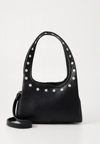 Čierna kožená kabelka s textúrovaným povrchom, zdobená okrúhlymi striebornými cvočkami pozdĺž hornej hrany a ramenným popruhom.