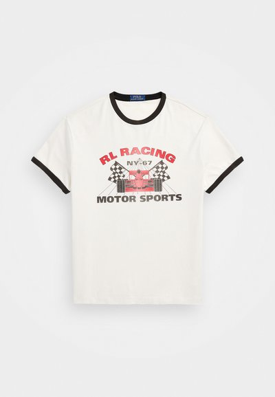 Λευκό βαμβακερό μπλουζάκι με μαύρη περιφέρεια και μανίκια. Διαθέτει κόκκινο και μαύρο γραφικό σχέδιο με μια εικονογράφηση ενός αγωνιστικού αυτοκινήτου και καρό σημαίες.