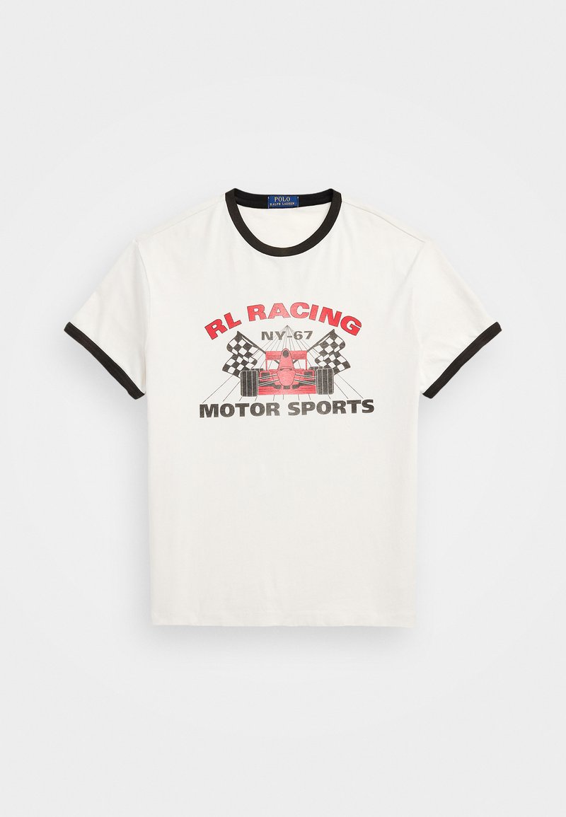 T-shirt en coton blanc avec col et manches noires. Présente une impression graphique rouge et noire avec une illustration d'une voiture de course et des drapeaux à damiers.