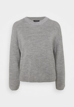 Grauer Strickpullover mit rundem Hals, langen Ärmeln und geripptem Muster. Bietet eine lockere Passform und eine glatte Oberfläche. Markenetikett sichtbar.