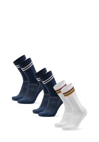 Cuatro pares de calcetines de longitud hasta el tobillo, dos de color azul marino con rayas blancas y dos blancos con rayas multicolores cerca de la parte superior.