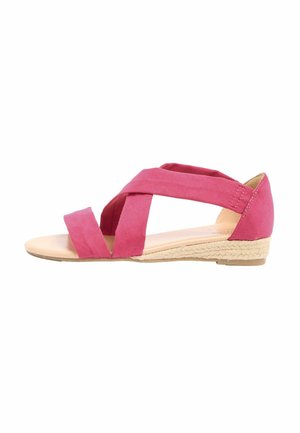 Platte roze sandaal met gekruiste bandjes, beige zool en lichte geweven sleehak op een witte achtergrond.
