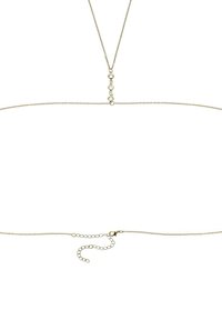 Collana in metallo dorato caratterizzata da un pendente centrale con tre pietre trasparenti, delicate maglie e chiusura a moschettone.