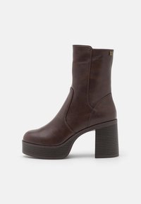 SIXTIES - Ankelboots med høye hæler - napiri moka