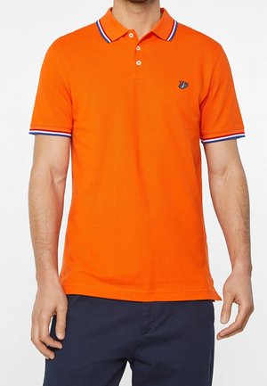 Oranje poloshirt met een drieknopenbies, contrasterende blauwe en witte strepen op de kraag en mouwen, en een klein embleem op de borst.