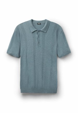 Polo de punto color verde azulado de manga corta con rayas verticales texturizadas y tres botones, colocado plano sobre un fondo blanco.