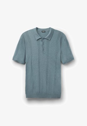 Polo de punto color verde azulado de manga corta con rayas verticales texturizadas y tres botones, colocado plano sobre un fondo blanco.