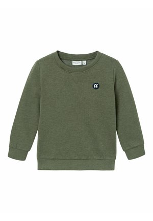 Kinder-Sweatshirt in olivgrün mit langen Ärmeln, gerippten Bündchen, Rundhalsausschnitt und einem kleinen runden Aufnäher mit weißen Anführungszeichen auf der Brust.