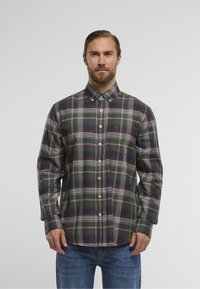 Geruit overhemd met donkergroene, marineblauwe en rode kleuren. Gemaakt van katoen, met een kraag en knoopsluiting aan de voorkant. Heeft een borstzak.