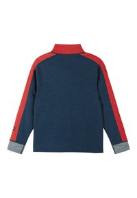 Langærmet pullover i mørkeblå med røde accenter på skuldre og ærmer. Har en høj krave og grå manchetter. Materialet ser tekstureret ud.