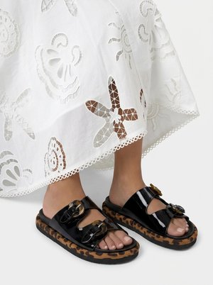Alma Blue, Papuci - black