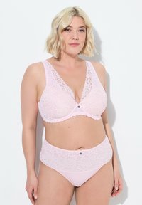 Sostenedor rosa de encaje con tirantes anchos y patrón floral; braga alta a juego con banda de encaje y detalle de lazo en la parte central frontal.