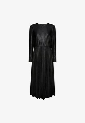 Abito lungo nero a maniche lunghe realizzato in tessuto morbido, con vita aderente e gonna plissettata, creando una silhouette fluida. Collo tondo.