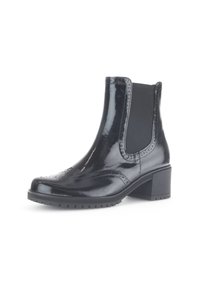 Zwarte leren enkelboot met een glanzende afwerking, elastische zijpanelen, brogue-details en een chunky hak. Gelaagde zool voor grip.