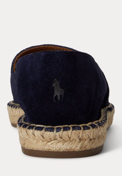 Μπλε σουέντ εσπαντρίγια με φυσική υφαντή σόλα από τζούτ και ραμμένες λεπτομέρειες, με διακριτικό ανάγλυφο λογότυπο παίκτη πόλο στη φτέρνα.