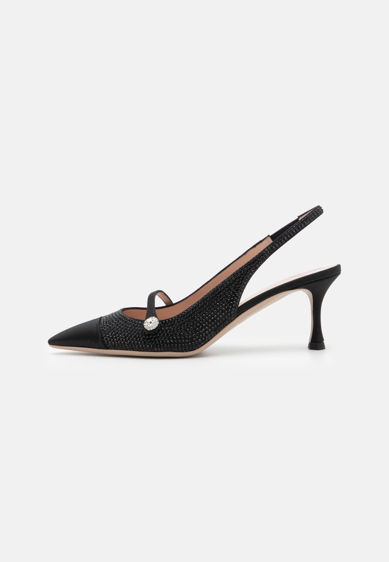 Sorte slingback hæle med spids tå, udsmykket overdelen med rhinsten, smal strop over vristen og en mid-højde kegle hæl.