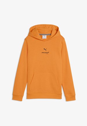 Sweat à capuche orange avec poche ventrale et logos noirs Puma et McLaren Racing centrés sur la poitrine.