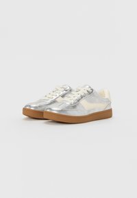 Sneaker in argento metallico con accenti bianchi, dotate di punta rotonda, suola in gomma robusta e superficie testurizzata per una migliore aderenza.