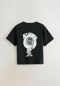 Černé tričko s krátkým rukávem se bílou grafikou kostry nesoucí diskotékovou kouli a nápisem "ALL SAINTS" nahoře.