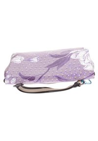 Borsetta a tracolla con motivo floreale viola, dalla superficie texturizzata, dotata di una tracolla in pelle nera removibile e un dettaglio in metallo blu.