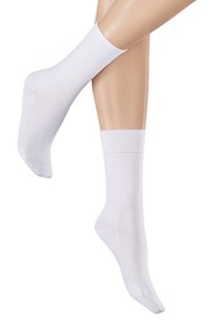 Weiße Knöchelsocken aus Baumwollmischung. Glatte Textur mit geripptem Bund. Einfaches Design ohne Muster oder zusätzliche Akzente.