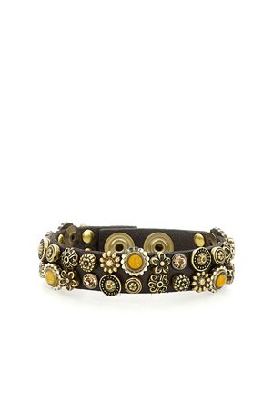 Bracciale in pelle marrone scuro decorato con fiori e borchie tonde dorate, comprensivo di dettagli gialli e trasparenti simili a gemme e chiusura con bottone automatico.