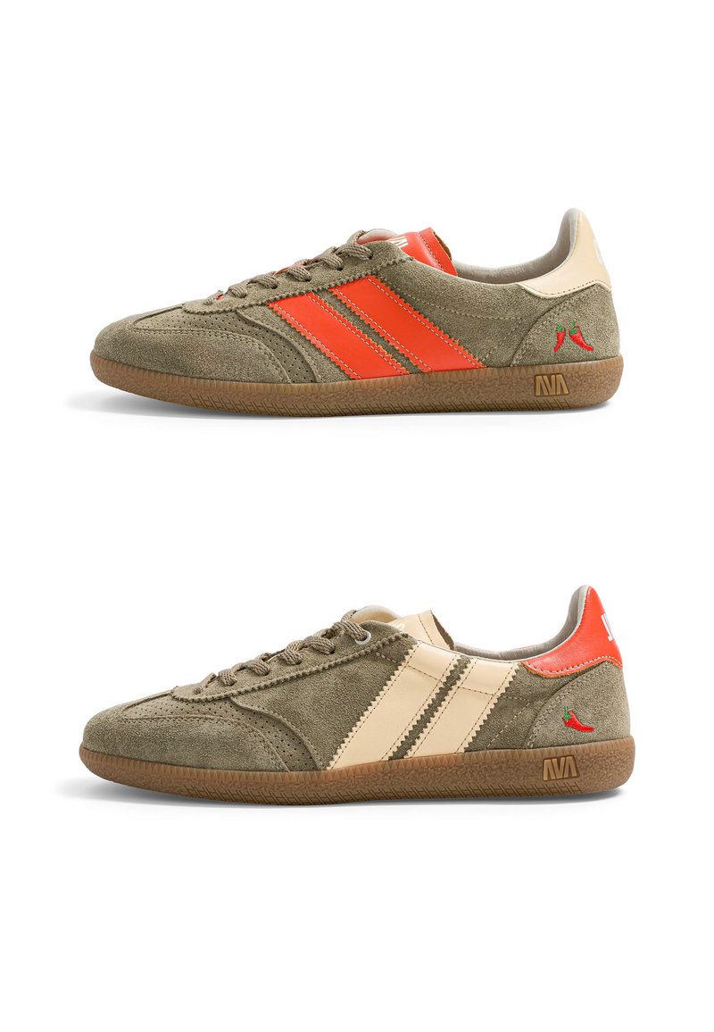 Deux baskets en daim avec semelles en gomme, l'une avec des bandes orange et un talon, l'autre avec des bandes beige et des accents orange au talon, toutes deux avec des logos de piment.