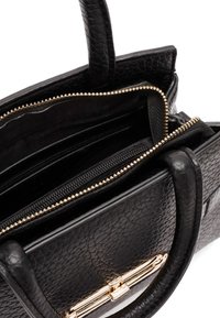 Zwarte gestructureerde leren handtas met korte handvatten, gouden rits en binnenzakken. Voorzien van een sluiting met gouden hardware.