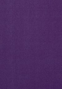 Violetti ribbed-kangas, jossa on hieno rakenne ja tasainen kuvio, luo tasaisen pinnan, jossa on hieno kiilto.