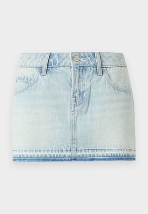 Svetlo modra mini krilo iz jeansa z gumbi spredaj, zankami za pas in stranskimi žepi, prikazano na belem ozadju.