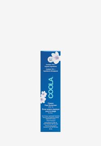 Krem przeciwsłoneczny Coola Classic w niebieskim opakowaniu z białymi kwiecistymi akcentami, zawiera SPF 50, ponad 70% składników organicznych, pojemność 50 ml.