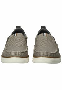 Zapatos slip-on de malla gris ligero con suelas de goma blanca, que presentan sutiles acentos marrones y una superficie texturizada para la transpirabilidad.
