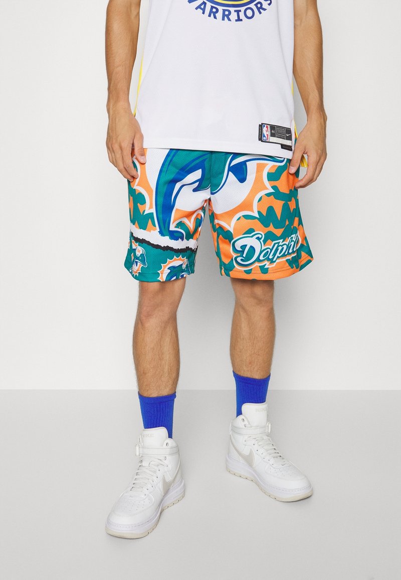 Costumi da bagno da uomo con motivi vivaci in turchese, arancione e bianco, caratterizzati da una grafica di un delfino e la scritta "Dolphins", realizzati in tessuto leggero.