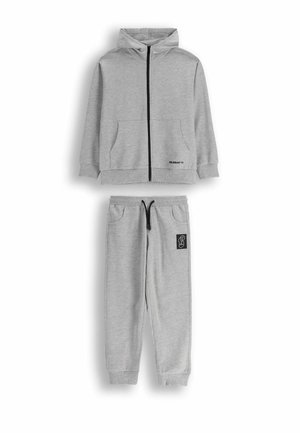 Szara bluza z kapturem i zamkiem, z przednimi kieszeniami, w zestawie ze spodniami dresowymi z regulowanym sznurkiem i naszywką z logo.