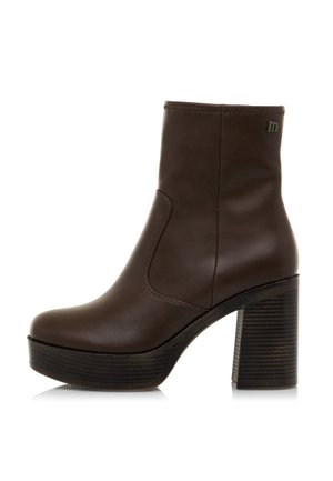 Braunes Leder-Ankle-Boot mit einem klobigen, gestapelten hohen Absatz und dezenten Nähdetails an der Seite.