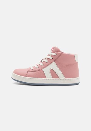 Hochschuh-Sneaker aus pinkem Leder mit weißen Akzenten, weißen Schnürsenkeln und einer strukturierten Oberfläche. Sie verfügen über eine verstärkte Zehenpartie und eine Gummisohle.
