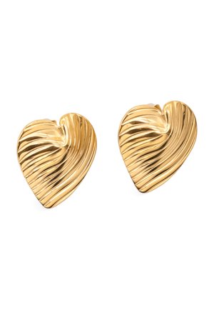 Orecchini a forma di cuore in metallo color oro, con una superficie testurizzata e rigata, caratterizzati da una finitura lucida e bordi curvi.