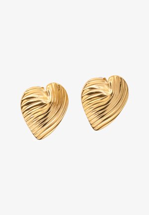 Orecchini a forma di cuore in metallo color oro, con una superficie testurizzata e rigata, caratterizzati da una finitura lucida e bordi curvi.